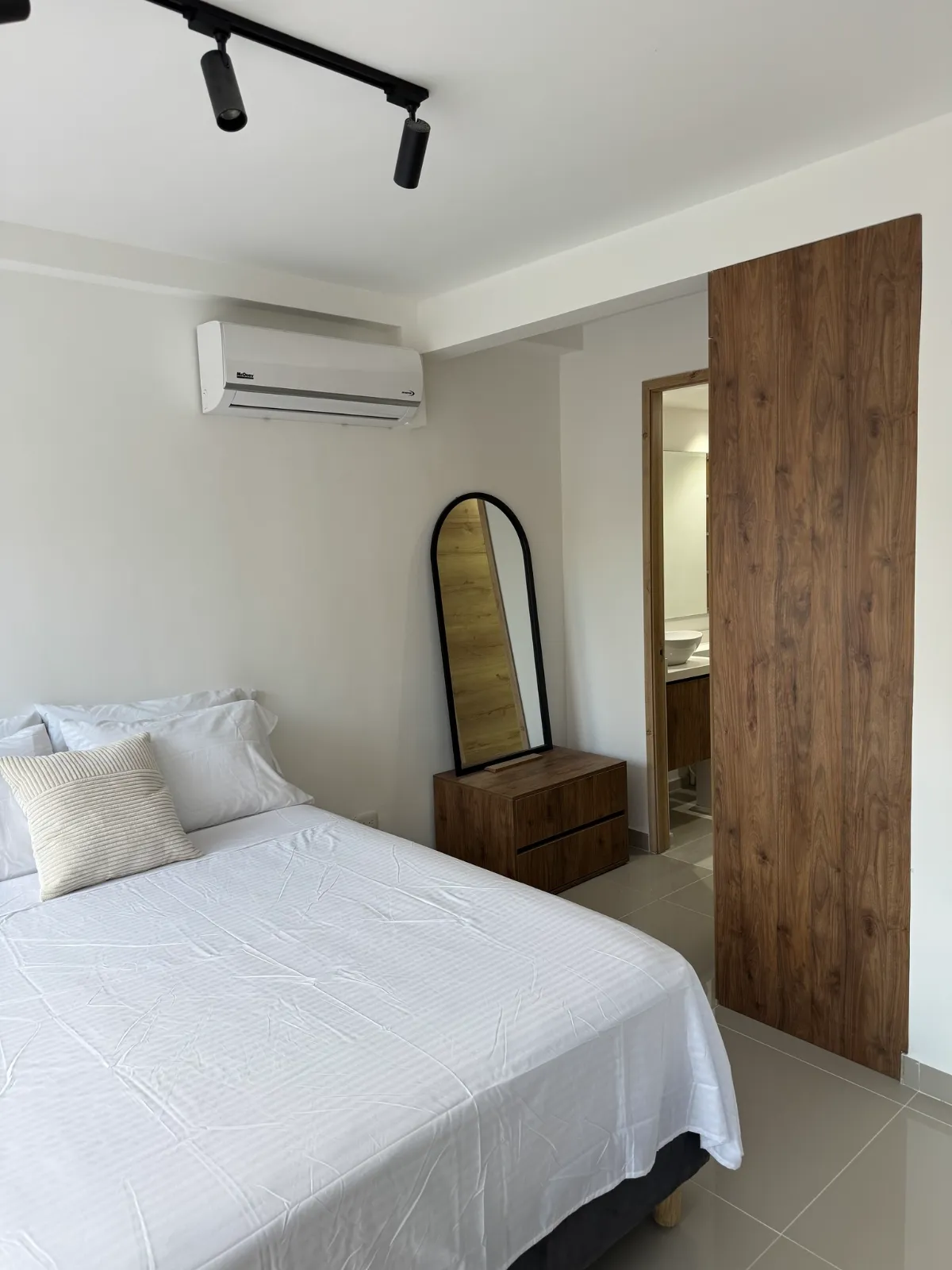 🌿 Stylish Studio Apartment with Private Terrace – Fully Furnished & Short-Term Rental Approved 🌿