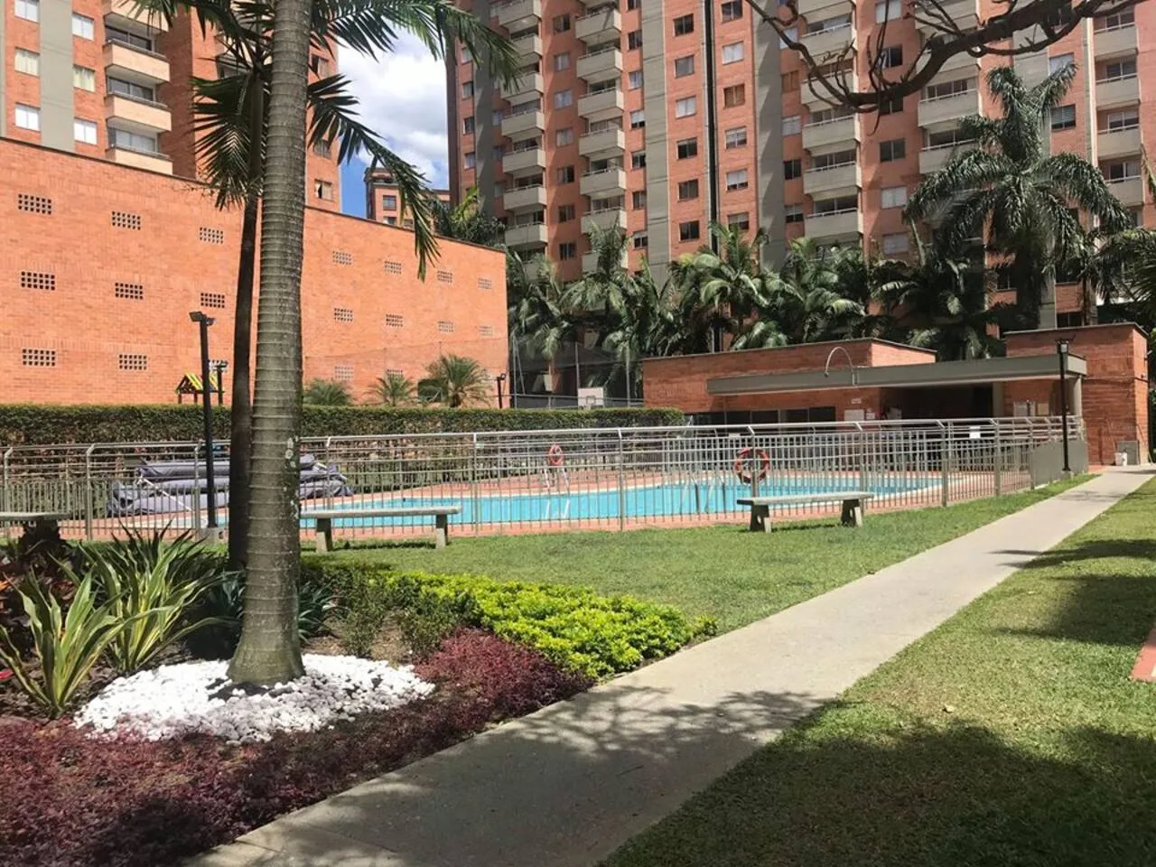 ROOMMATE WANTED (FEMALE) who loves kittens.📅  Available from April 19  through May 30