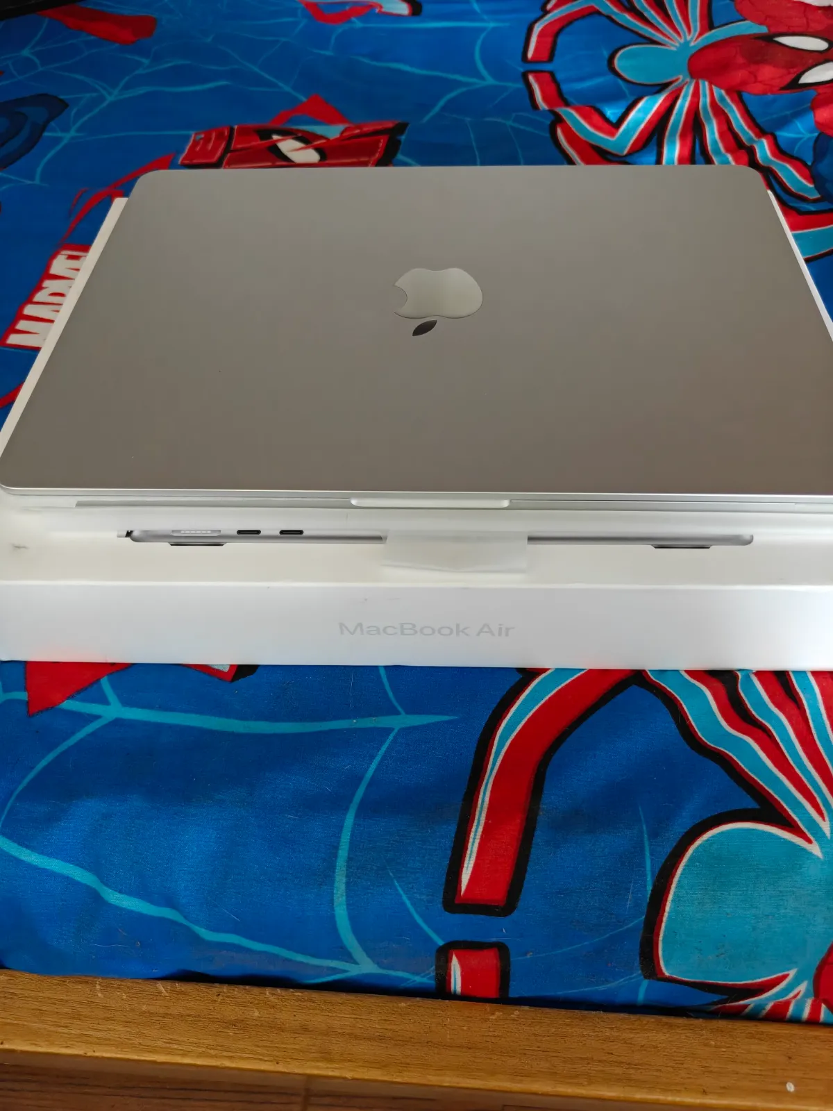Macbook Air M4 16/512 w/box 137 cycles