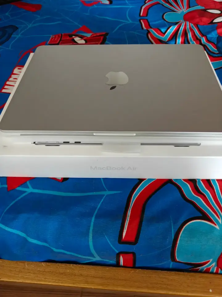 Macbook Air M4 16/512 w/box 137 cycles